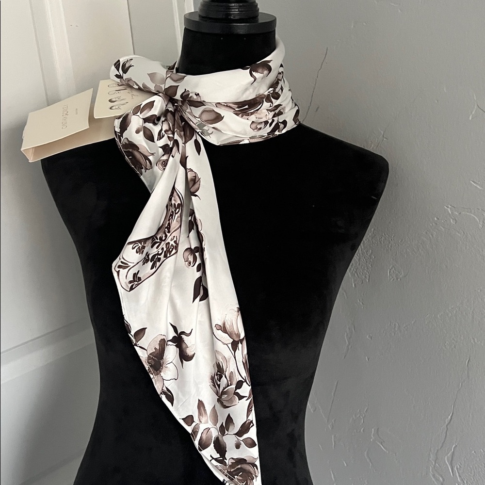 NWT Cynthia Rowley Multi-Use Rose/Western Scarf